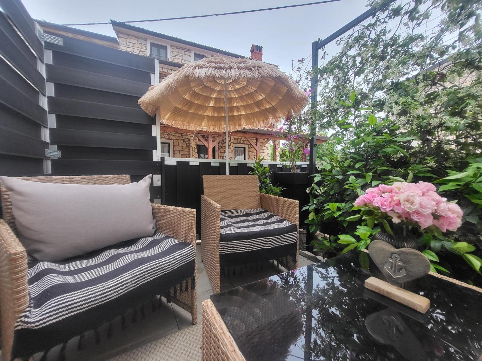 Villa Amore Radini Istrian Romantic Studio With Private Parking And Terrace Brtonigla Kültér fotó